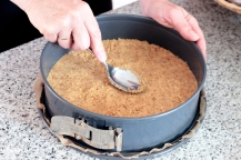 Keksboden glatt streichen | Flatten out biscuit base